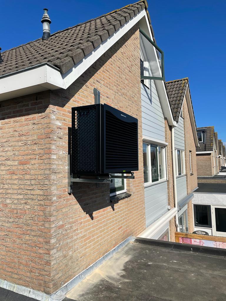 Heat Pump Roof and Wall Installation | Adlår Castra warmtepomp